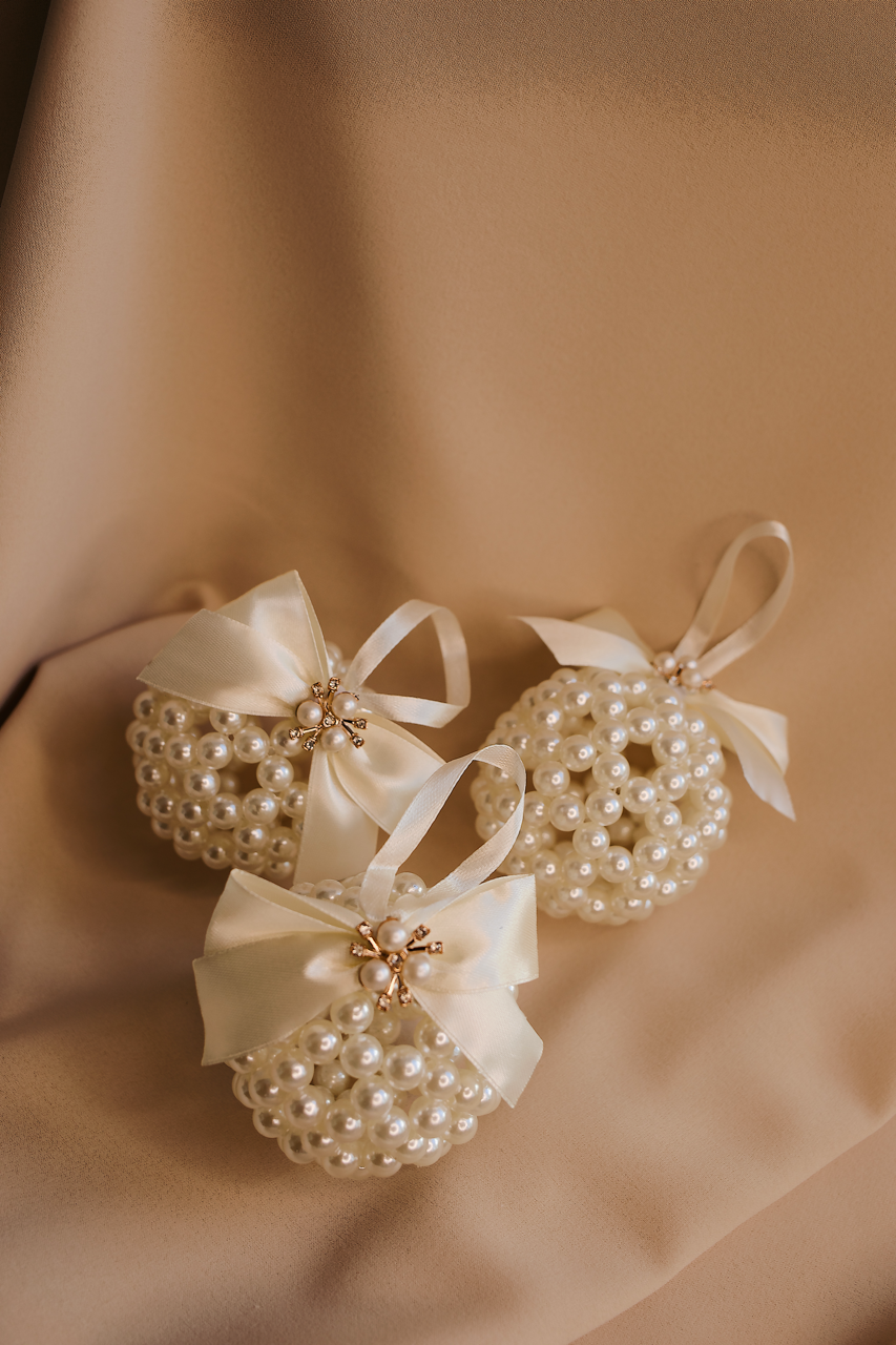 Ivory Bloom – handcrafted pearl ornament with silver details, gift‑ready by Rivolini.