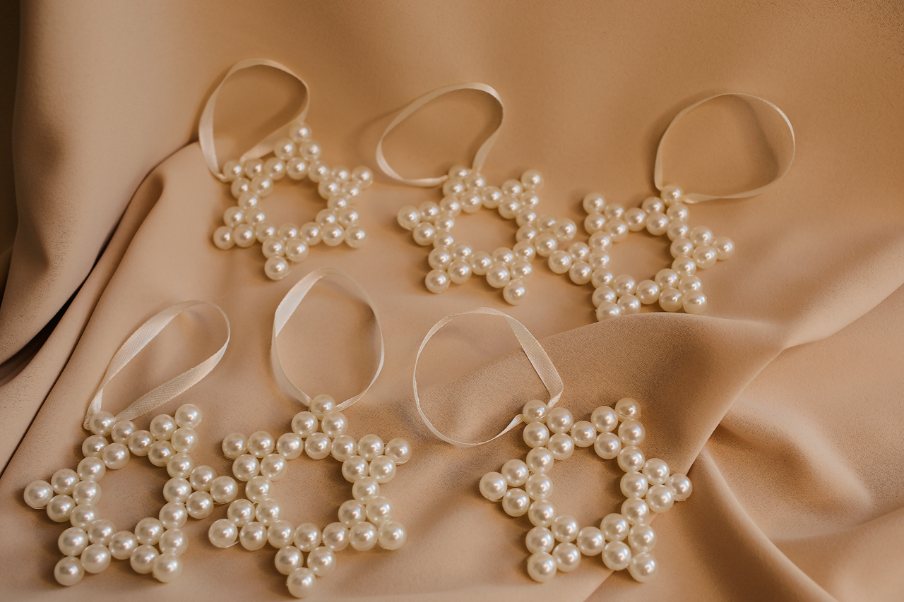 Champagne Glow – handcrafted pearl ornament with silver details, gift‑ready by Rivolini.