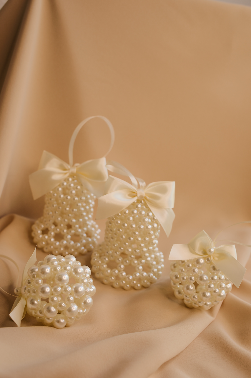 Bell Harmony – handcrafted pearl ornament with silver details, gift‑ready by Rivolini.