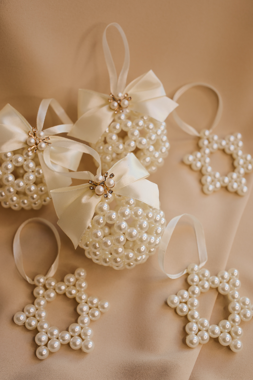 Frost Charm – handcrafted pearl ornament with silver details, gift‑ready by Rivolini.