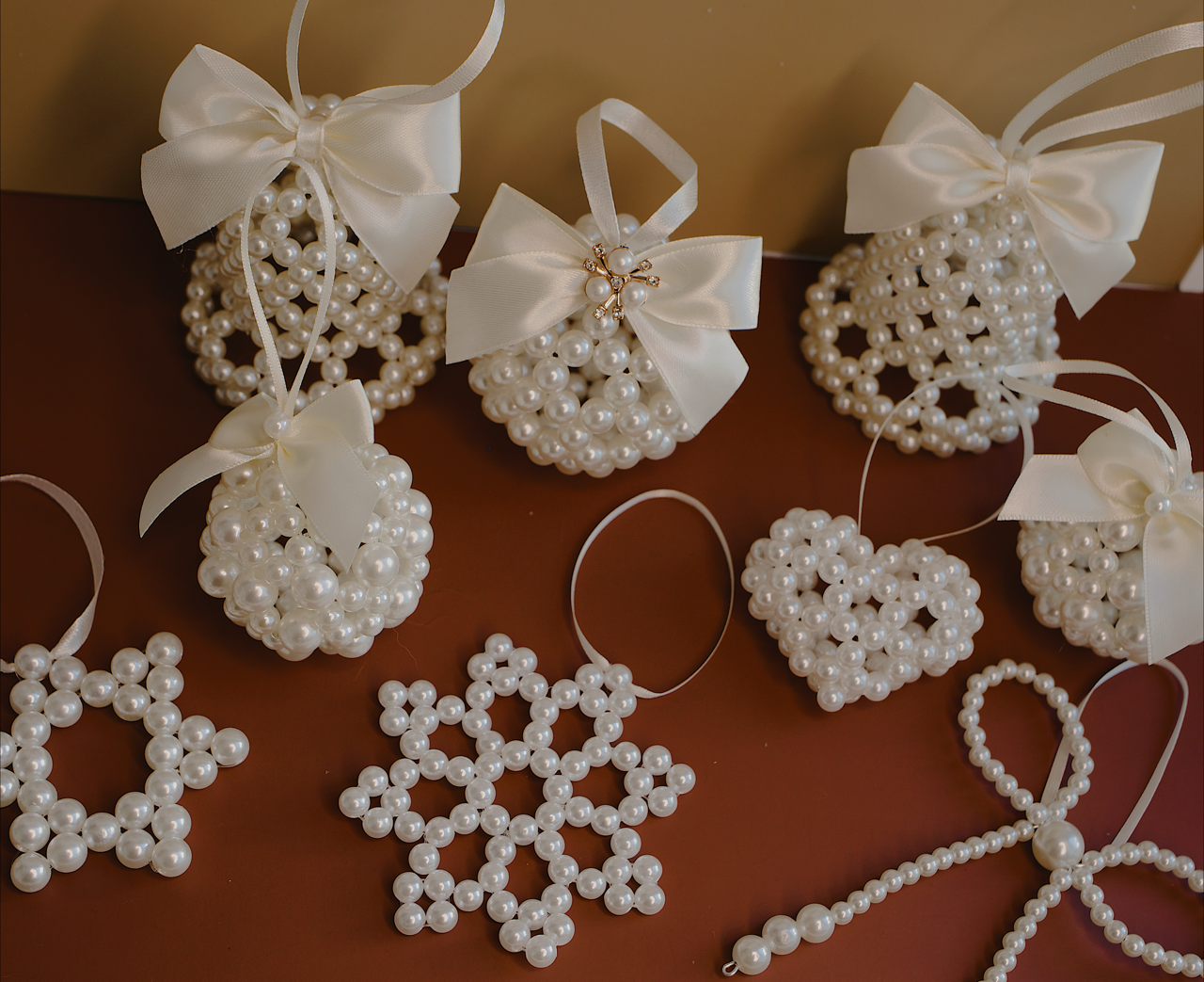 Crystal Dream – handcrafted pearl ornament with silver details, gift‑ready by Rivolini.